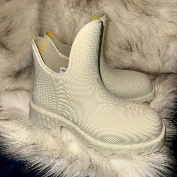 BURBERRY
Textured Rubber-Check Lining Rain Boots
Women’s US 6 - Picture 4 of 6